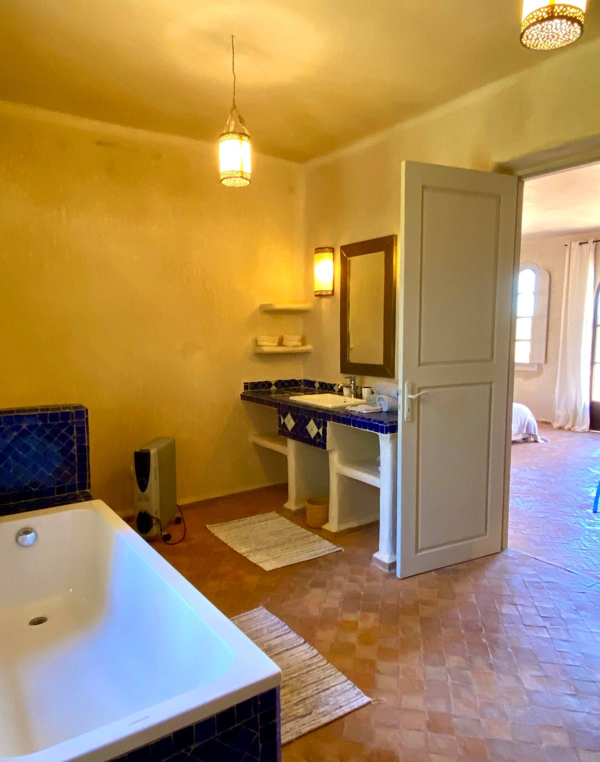 Salle de bain avec baignoire