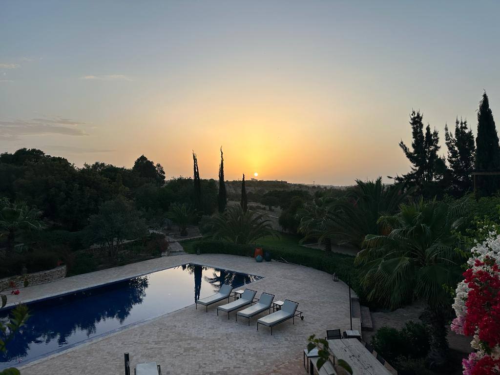 Piscine au coucher du soleil
